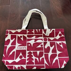 Vuori Holiday ‘25 tote in Strawberry